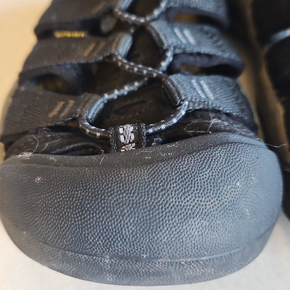 Keens Black And Grey Youth Sandals - Picture 4 of 14